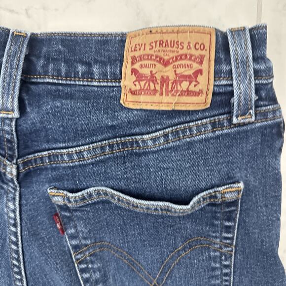 Levi’s High Waisted Mom Jeans 30x27 Med/Light Wash Stretch Taper - Picture 4 of 5